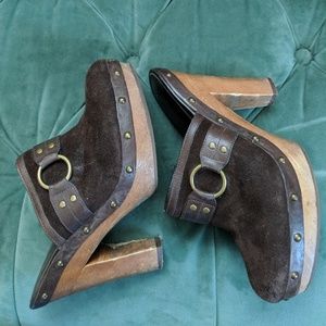 Wooden sued clogs